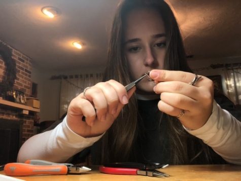 HANDCRAFTED: Sophomore Maddy Dvorak creates a unique piece of jewelry with her bare hands.