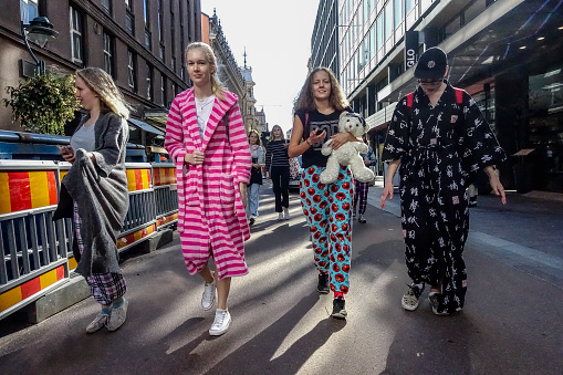 kleermaker snelheid radicaal wearing pyjamas in public welvaart